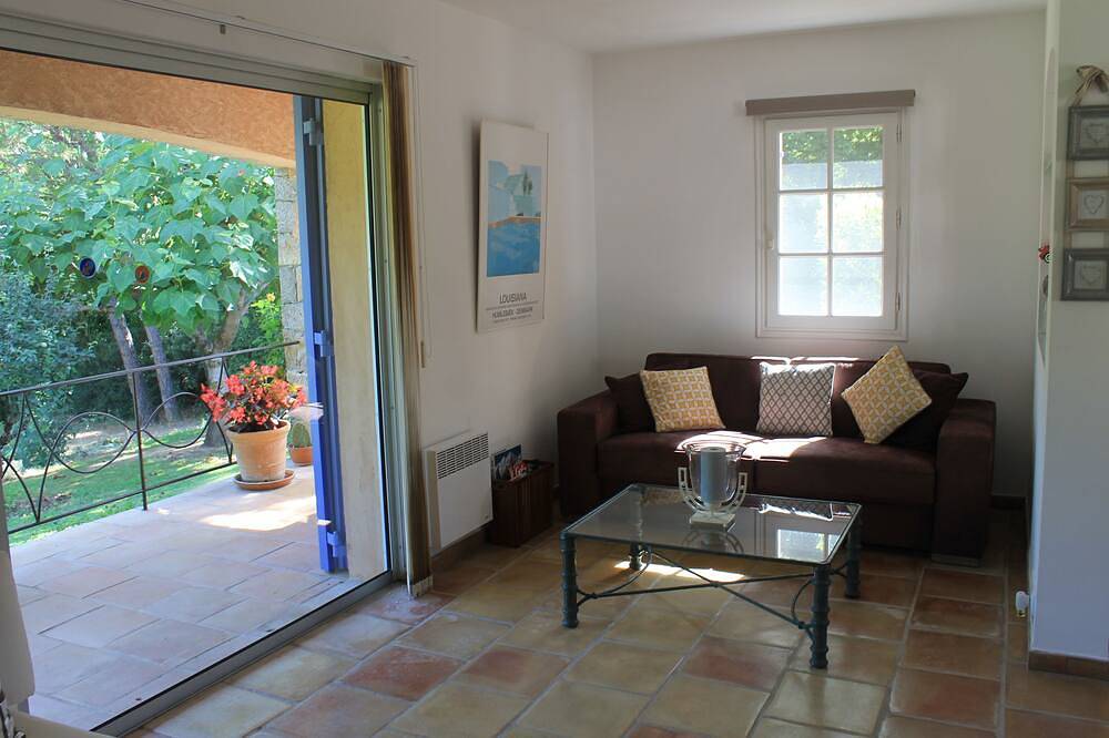 Chambre 30m2 indépendante jumelée à bastide provençale in Tourrettes, Région de Draguignan