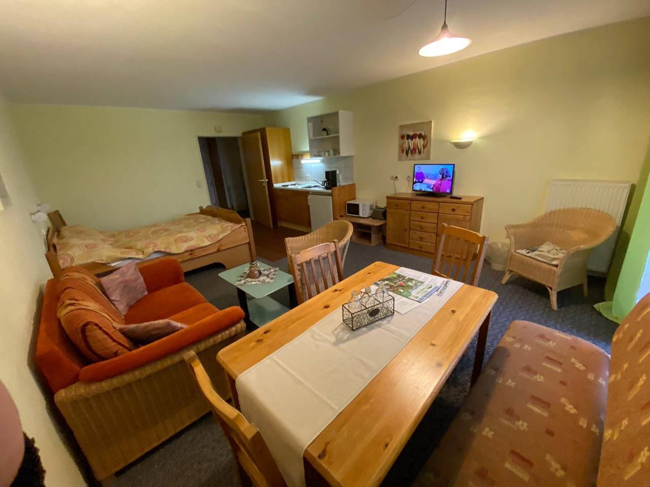 Ganze Ferienwohnung, Rolligerechtes Appartement mit Terrasse und Garten in Zandt, Ostbayern