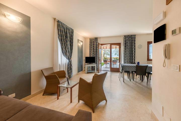 Appartamento intero, Appartamento Bilocale Due Leoni con vista sul lago, piscina, giardino e Wi-Fi in Brenzone, Prealpi Gardesane