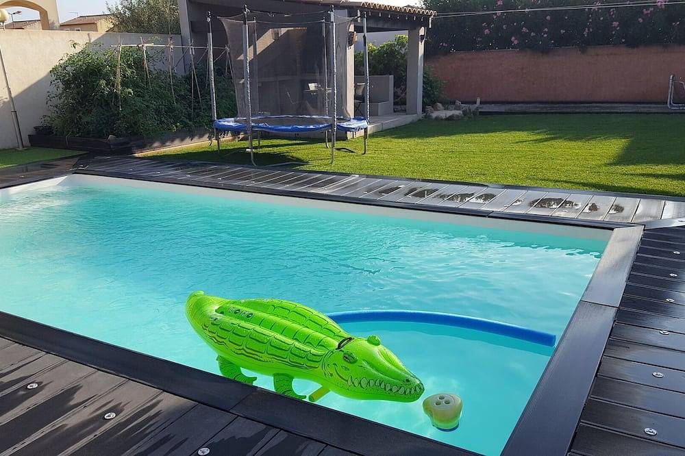 Beautiful modern villa any comfort with swimming pool, beach and river nearby in Bernis, Nimes region