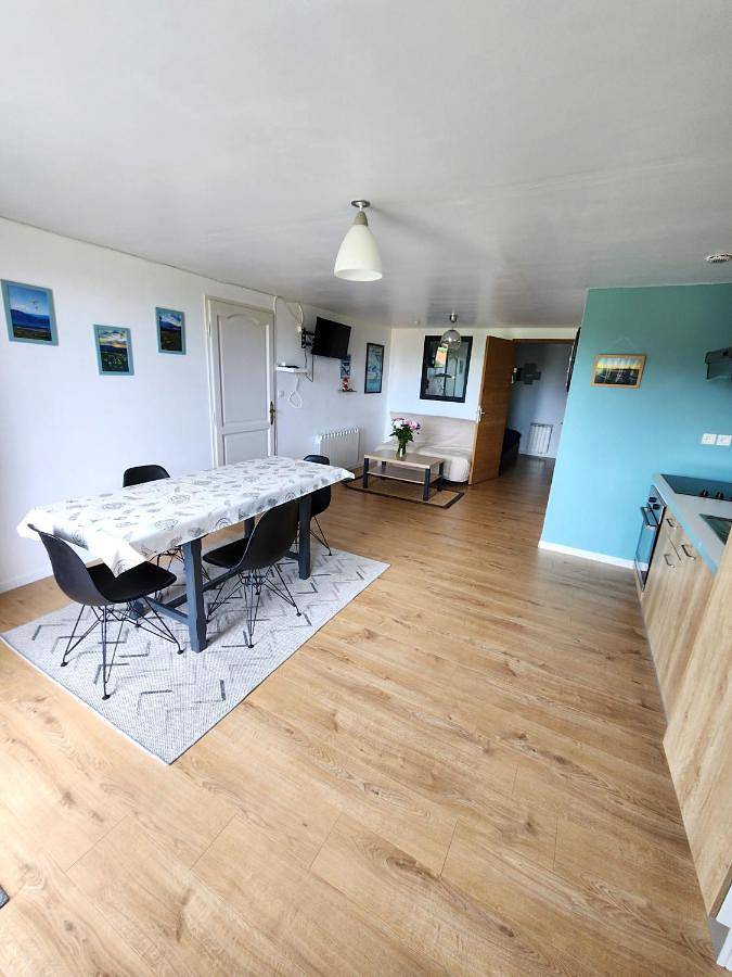 Gîte pour 4 personnes, avec vue ainsi que jardin et vue sur le lac à Pugny-Chatenod - 4