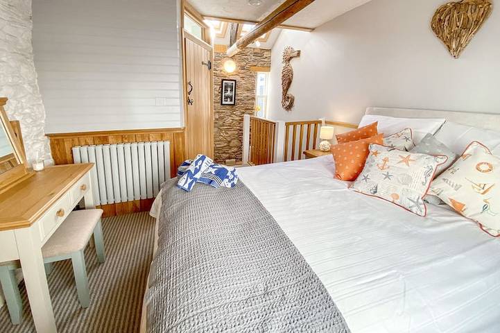 Pilchard Cottage, romantic, character holiday cottage in Brixham in Brixham, Torbay