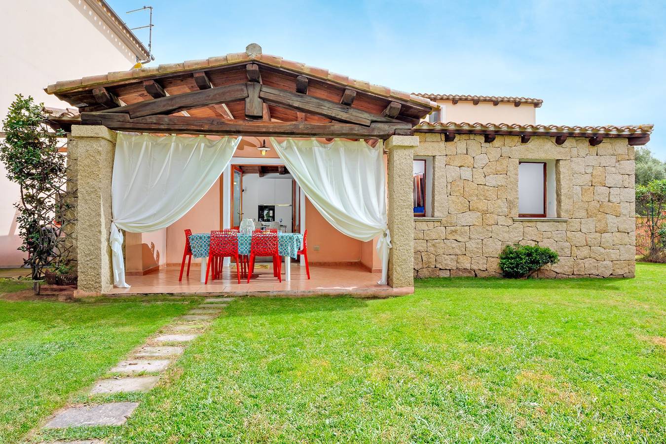 Holiday Home 'Villa Quattro Cuori' with Private Terrace, Private Garden and Air Conditioning in Nuragheddu, San Teodoro