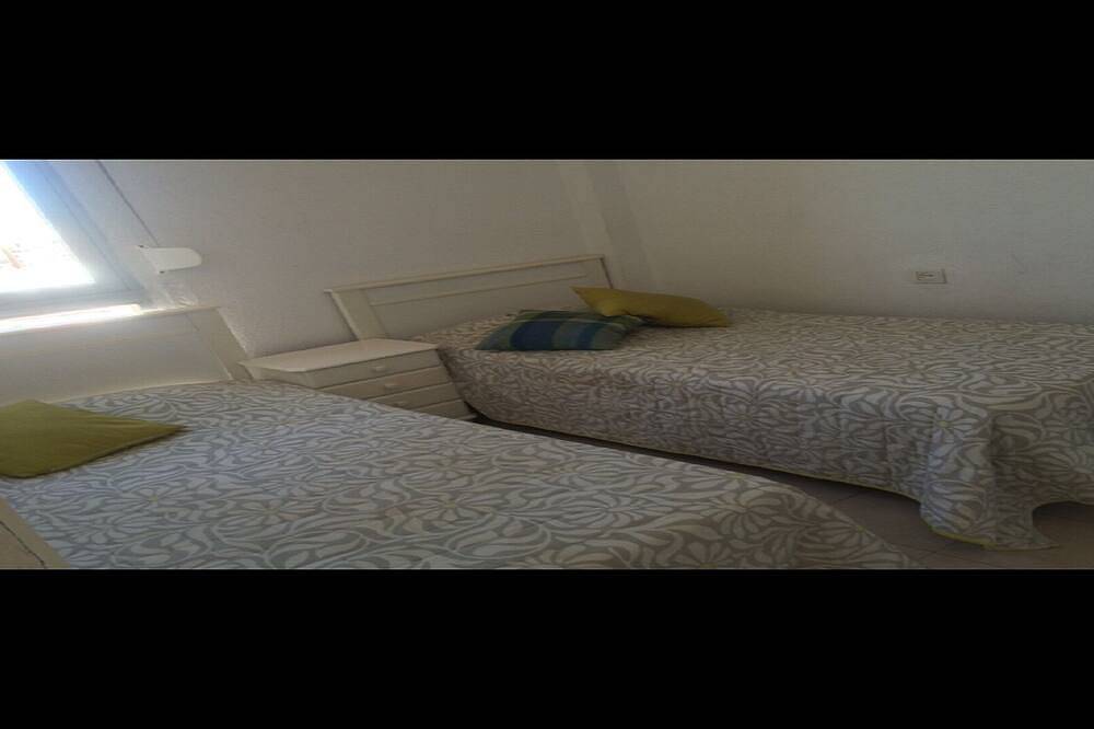 Appartamento intero, 2 Bed Sea Front Apartment with sea and mountain  views, Wifi included,  in Fuengirola, Costa del Sol