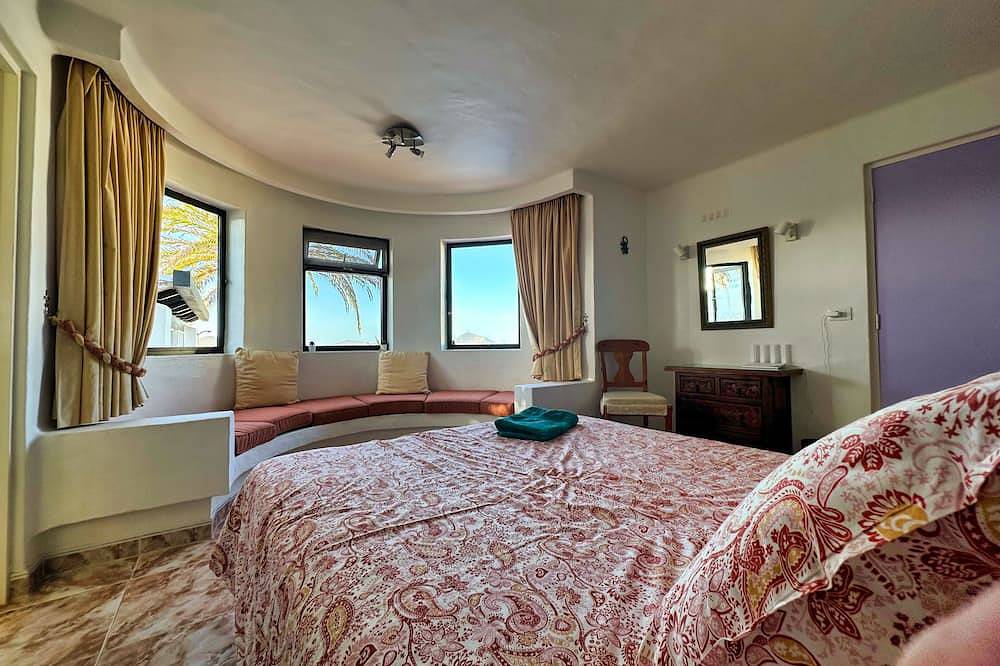 Spectacular rental home - Ocean and mountain view. Heated pool. Sleeps 6 in Nazaret, Teguise