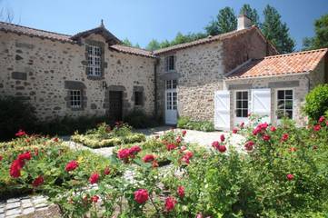 Gîte pour 11 personnes, avec vue ainsi que piscine et jardin à Poiroux