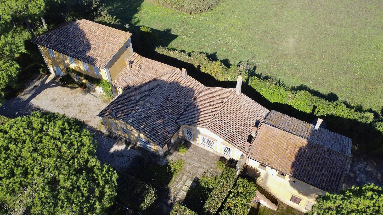 Villa con pinar y vistas al lago en la región de Tuscia in Manziana, Lago de Bracciano