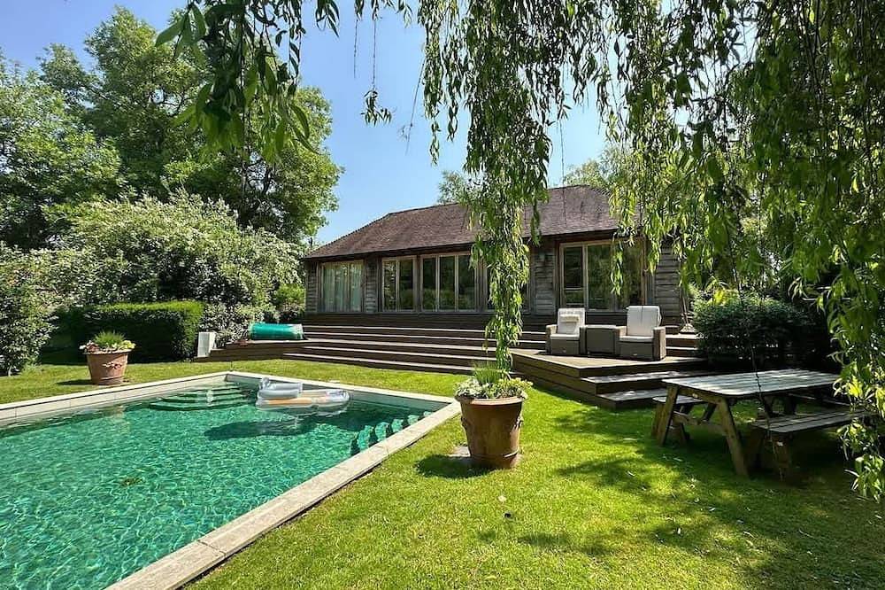 Pool House at Mill Cottage in Goring, North Wessex Downs