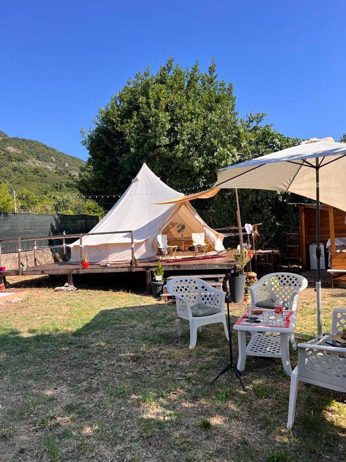 Gîte pour 4 personnes, avec jardin et vue ainsi que balcon et piscine dans Bar