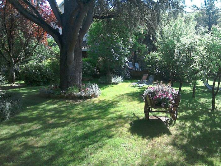 Chambre d’hôte pour 2 personnes, avec vue ainsi que piscine et jardin en Dordogne