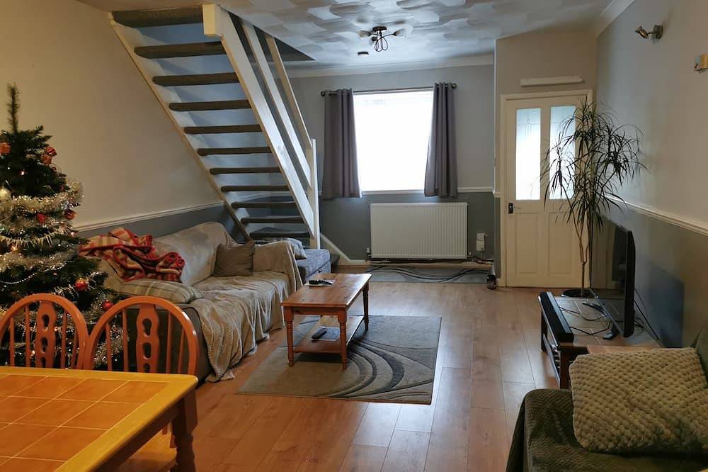 West Stret Retreat.\n\ncozy 2 bedroom house near shops and train station.  in Dover, Kent