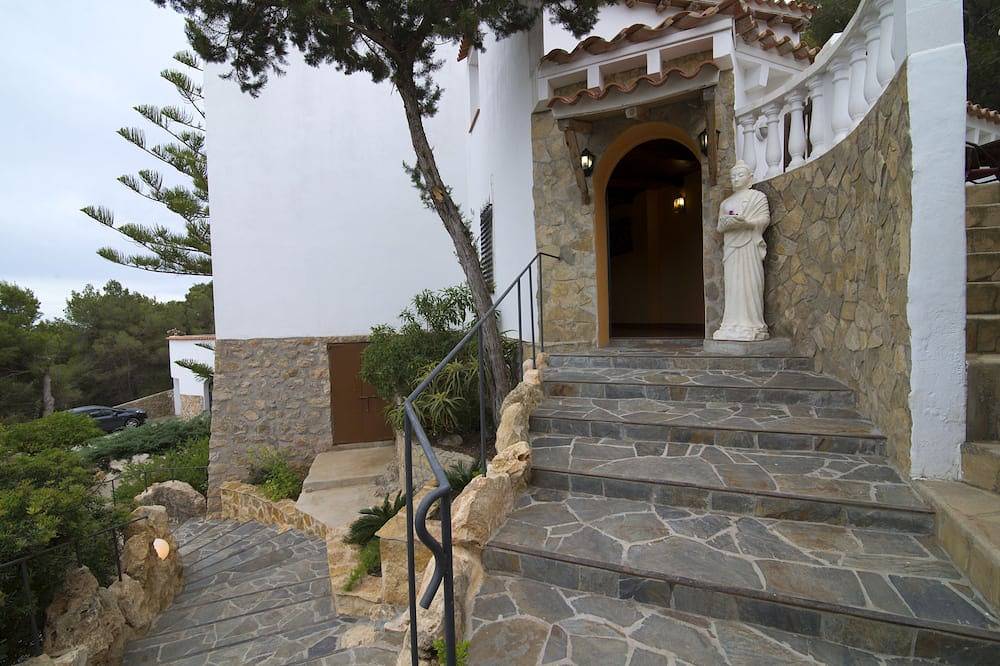 Spacious villa with amazing sea views . 150 meters from the beach in Siesta, Santa Eulària des Riu