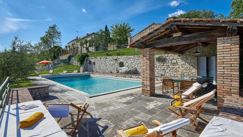 Agriturismo per 8 persone, con giardino e terrazza in Radda in Chianti