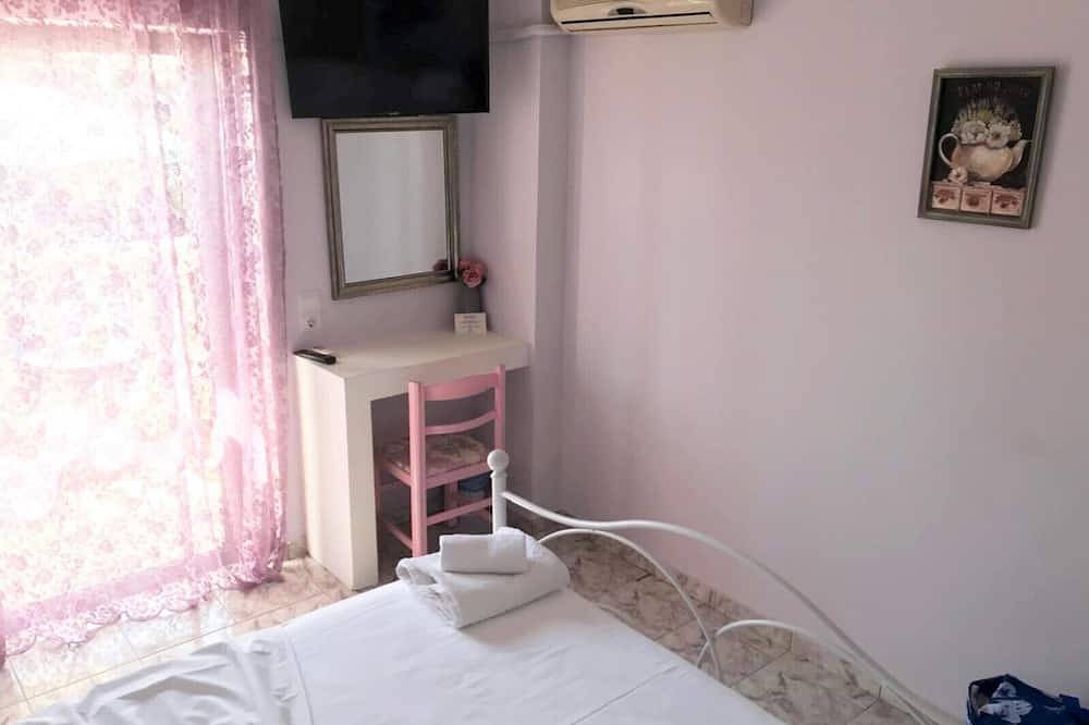 Cozy rooms only 2' walk from beach in Plános, Zante