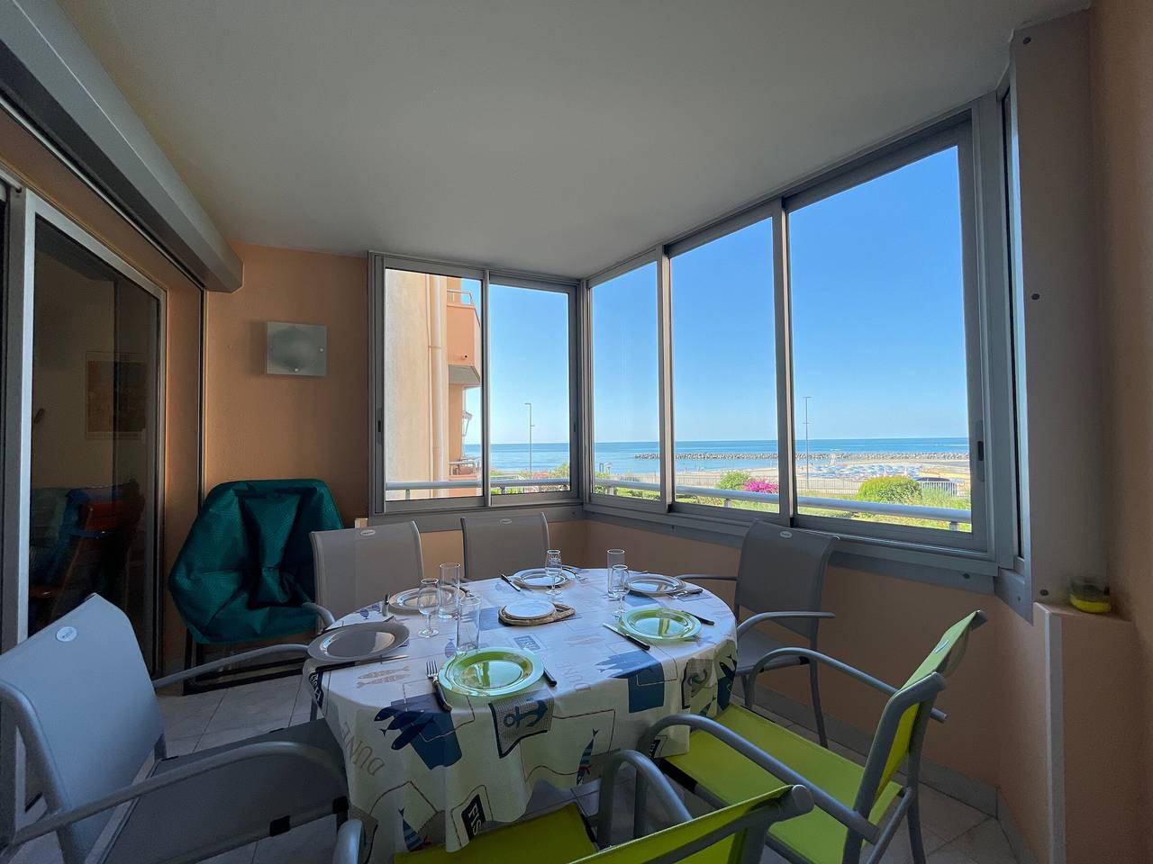 Entire apartment, T3 in Sète: Seafront, Wifi, Parking in Sete, Côte d'Améthyste