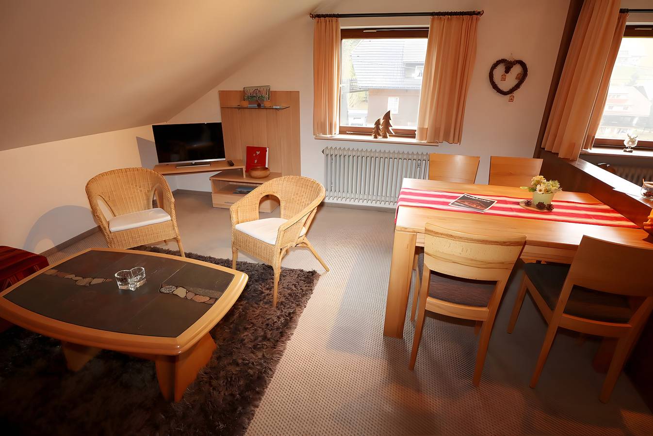 Ganze Wohnung, Ferienwohnung 'Dahlie, 90qm' mit Bergblick, Gemeinschaftsgarten und Wi-Fi in Suedlicher Schwarzwald, Feldberg