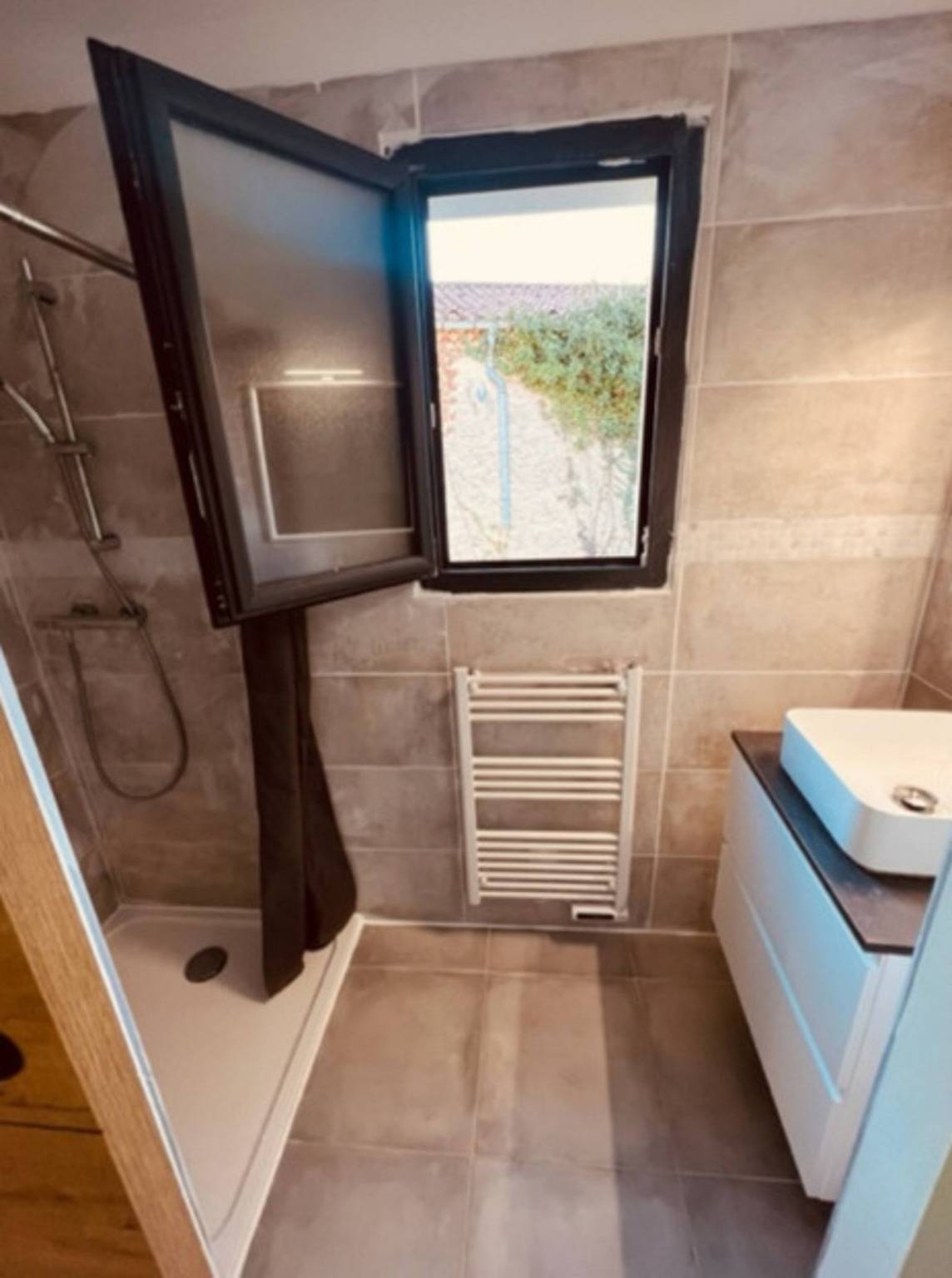 Appartement entier, Appartement 'Le Poulailler d'Alice' avec terrasse privée, Wi-Fi et climatisation in Saint-Geniès-de-Fontedit, Région de Béziers