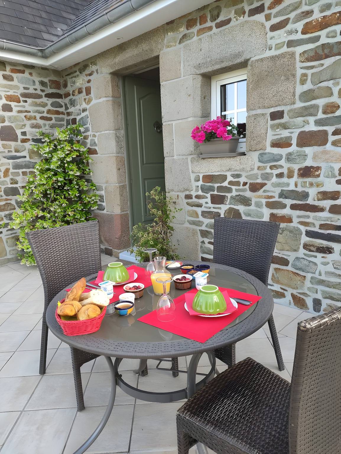 Chambre d’hôtes « Le Lys De Mer - Chambre » avec vue mer, terrasse partagée et Wi-Fi in Dragey-Ronthon, Baie du Mont-Saint-Michel
