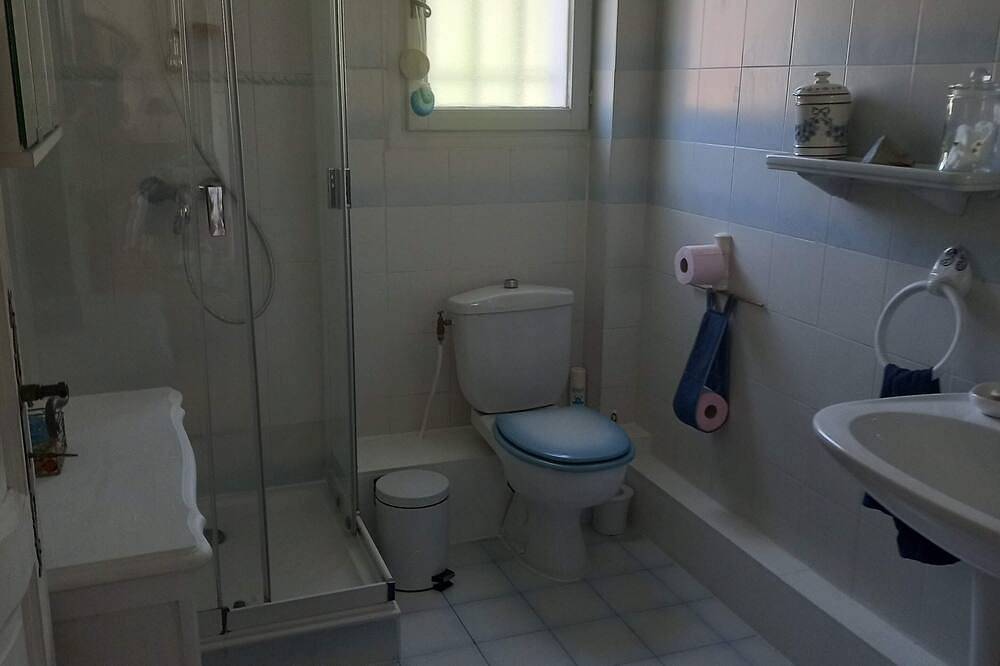 En-suite room in charming house in Tourrettes-sur-Loup, Mediterranean Coast (France)