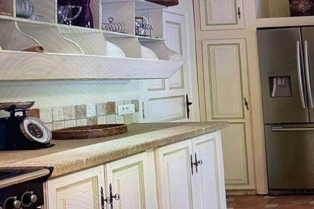 Hübsches provenzalisches Landhaus 900 m2, mit Pool und Tennis in Bollène, Vaucluse