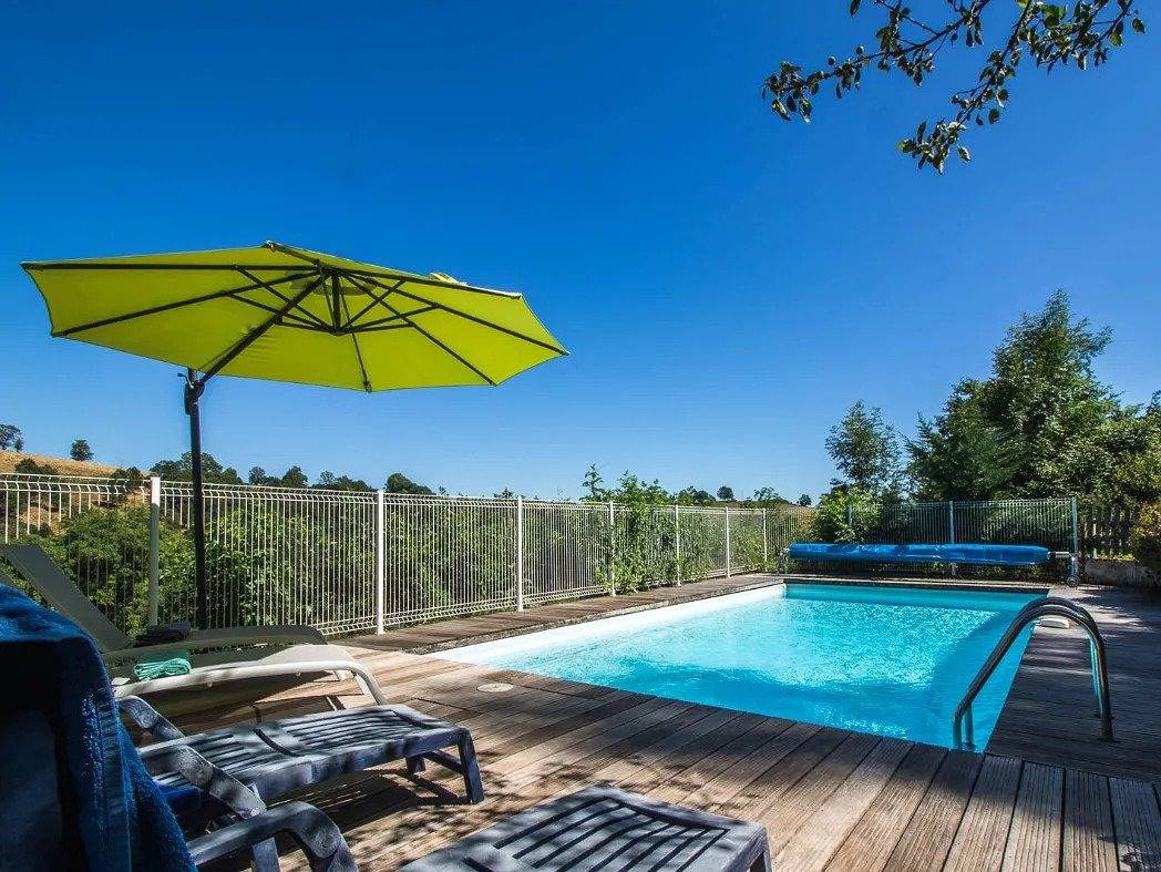 Gîte pleine nature avec piscine dans la Cantal in Polminhac, Région d'Aurillac
