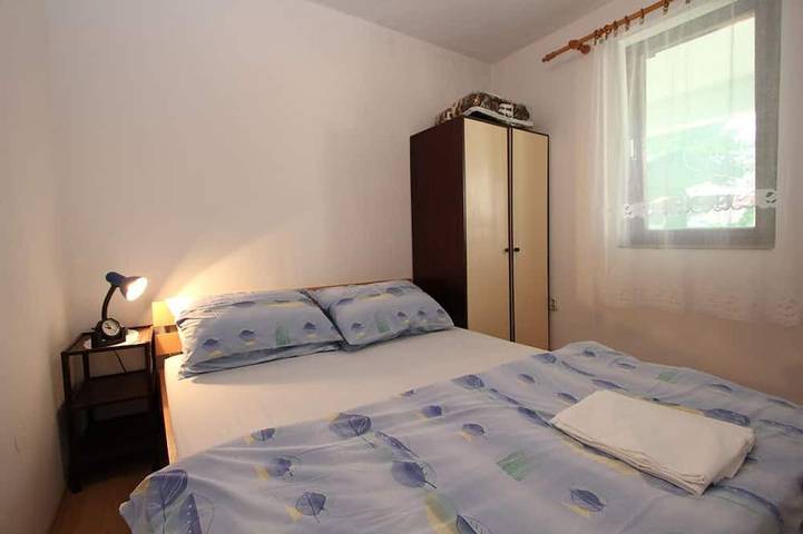 Ganze Wohnung, Preiswerte Ferienwohnung in Medulin mit Küche, Bad, Klima, Terrasse, Garten mit Grill und nur 1 km bis zum Sandstrand in Medulin Stadt, Medulin