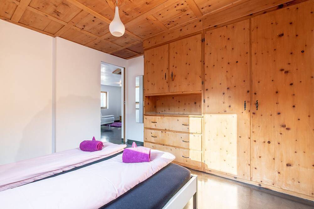 Ganze Wohnung, Chasa Sampuoir: Hüttenfeeling und modern in der 4.5-Zimmer-Maisonette-Wohnung in Ardez, Unterengadin