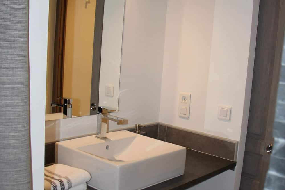 Apartamento entero, Gite Alpilles-Estudio-Superior-Habitación con desagüe-Vista al Jardín in Velleron, Vaucluse