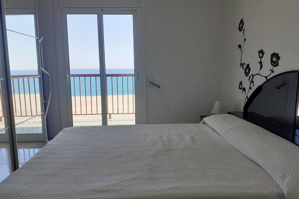 Apartamento entero, Suitur apartamento primera linea mar vistas playa in Canet de Mar, Costa del Maresme