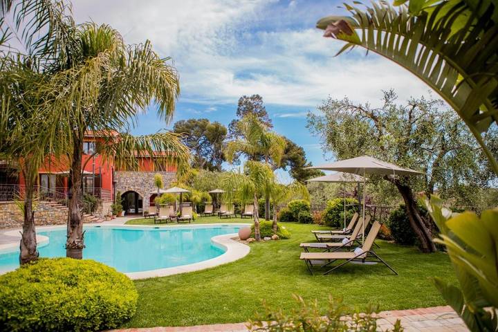 Resort per 3 persone, con Terrazza e Giardino nonché Piscina e Panorama in Liguria
