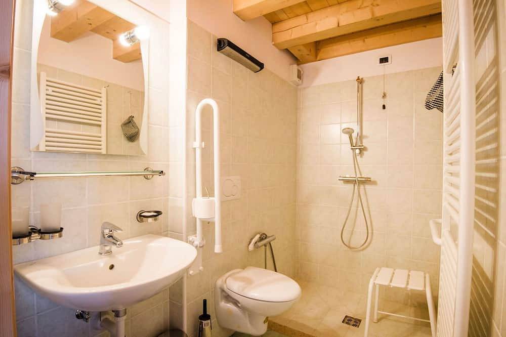 Ganze Wohnung, Angenehme Wohnung für 2 Gäste mit W-Lan, Tv, Innenhof und Haustiere erlaubt in Barcis, Südliche Karnische Alpen