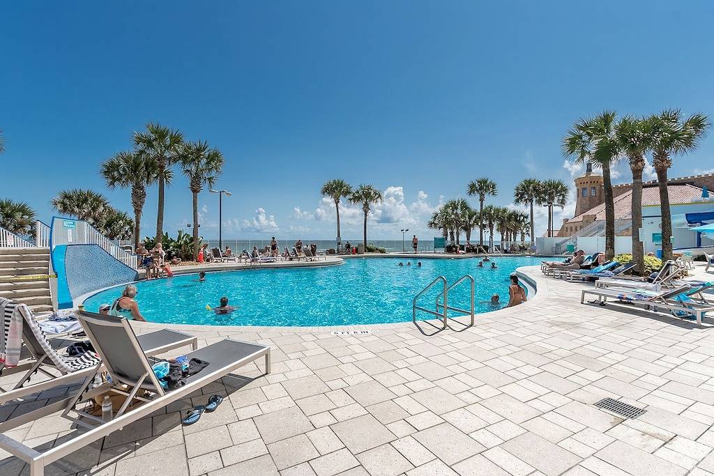 Ganze Wohnung, Oceanfront Haven: 1Br Direct ocean front with private balcony @ The Wyndam Ocean Walk in Daytona Beach, Florida