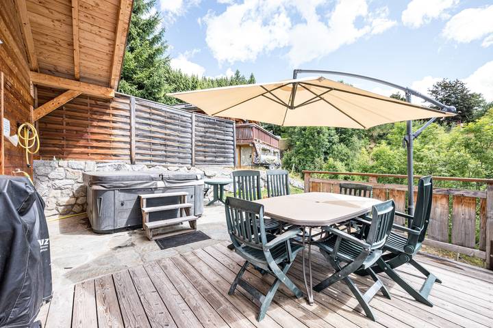 Chalet 'Fnire' con vistas a la montaña, jacuzzi privado y piscina compartida in Manigod, Región de Annecy