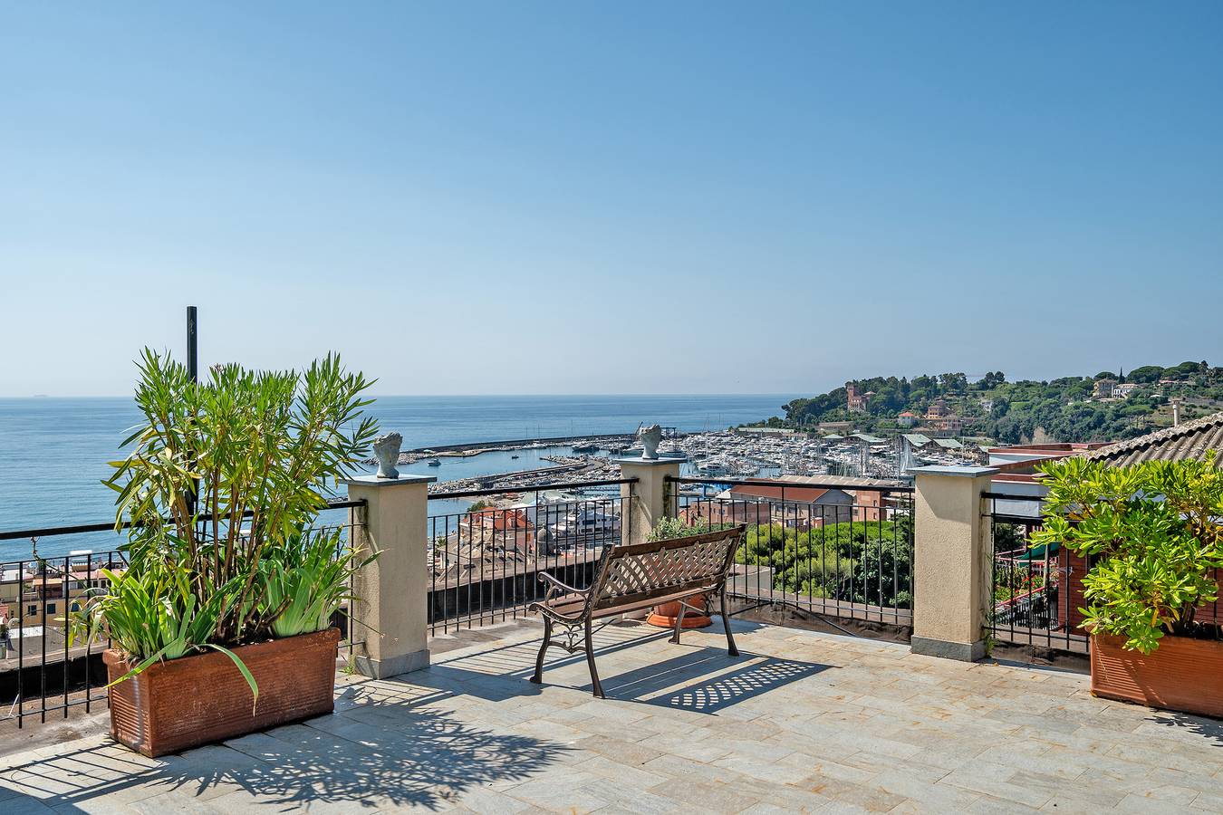 Ganze Wohnung, Ferienwohnung 'Riviera Mare' mit Meerblick, privater Terrasse und Wlan in Varazze (Stadt), Varazze