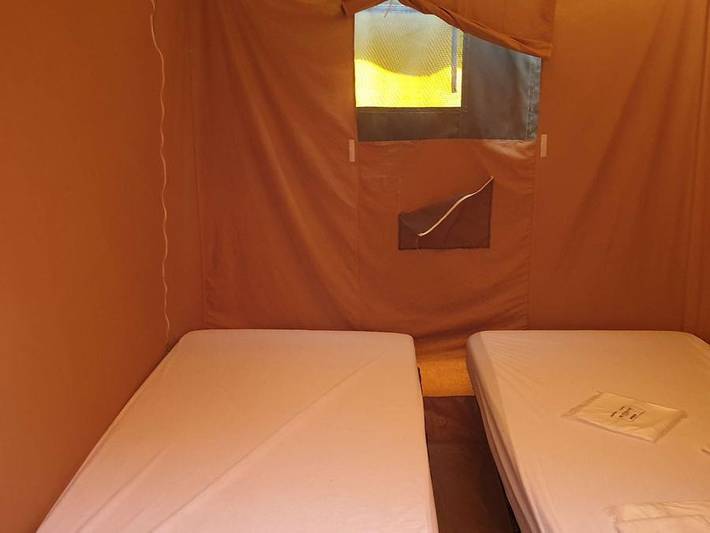 Flower Camping La Dordogne Verte - Tente 4 personnes - Tente Lodge Nature Standard 25m² (2 chambres) - sans sanitaires + Terrasse in Saint-Aulaye, Périgord Vert