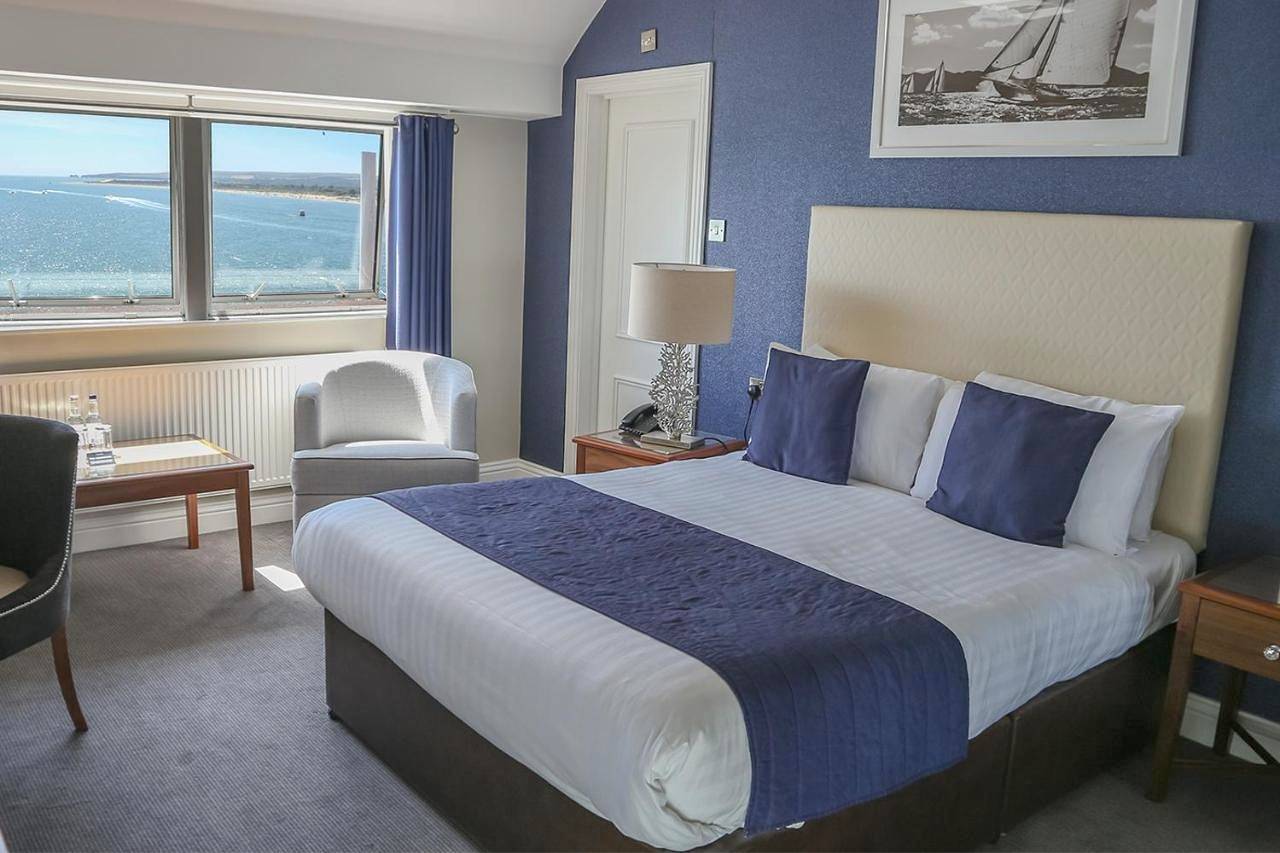 Hotel for 10 people with hot tub in Sandbanks, Poole