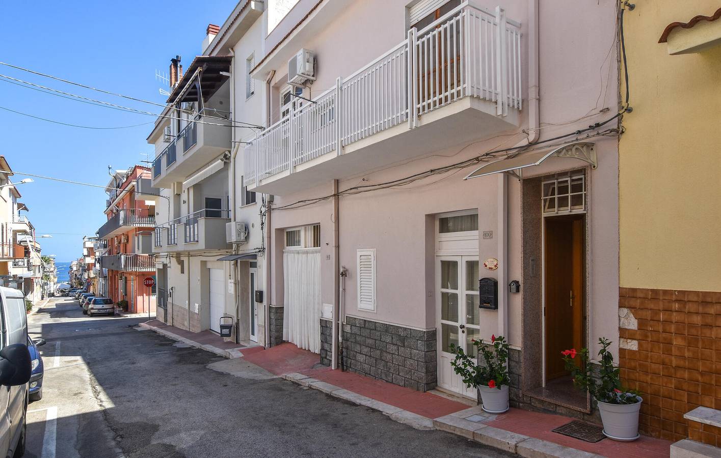 Ganze Ferienwohnung, Sonnige Terrassenwohnung 1,5 km vom Strand El Pam Pam entfernt in Trappeto, Palermo Provinz