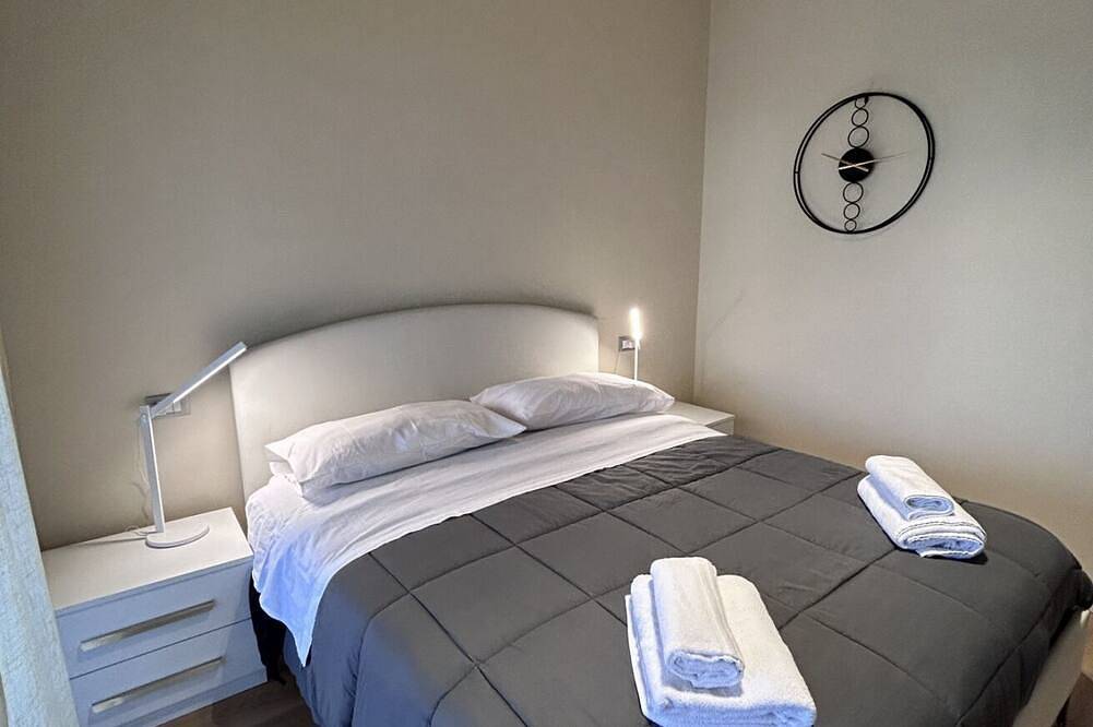 Ganze Wohnung, Apartment located on the first floor of an elegant building. A few steps from the beach and the main services. Internally it consists of: entrance on large living room with sofa bed, separate kitchen, double bedroom and twin bedroom. There is a full bath in Riccione, Rimini Provinz