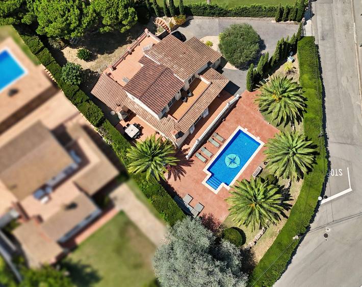 Chalet para 8 personas, con terraza además de jardín y piscina en Cataluña - 2