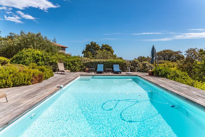 Location de vacances pour 8 personnes, avec jardin ainsi que terrasse et piscine, animaux acceptés à Zonza - 2