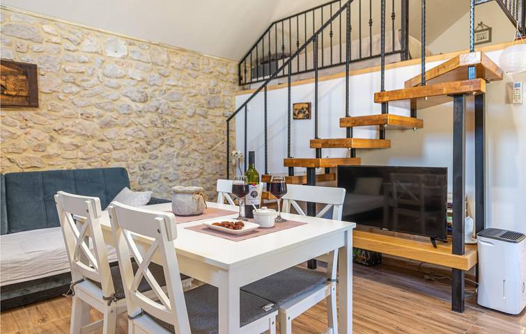 Appartement confortable avec terrasse, Wi-Fi et parking, à 900 m de la plage in Nin, Région de Zadar