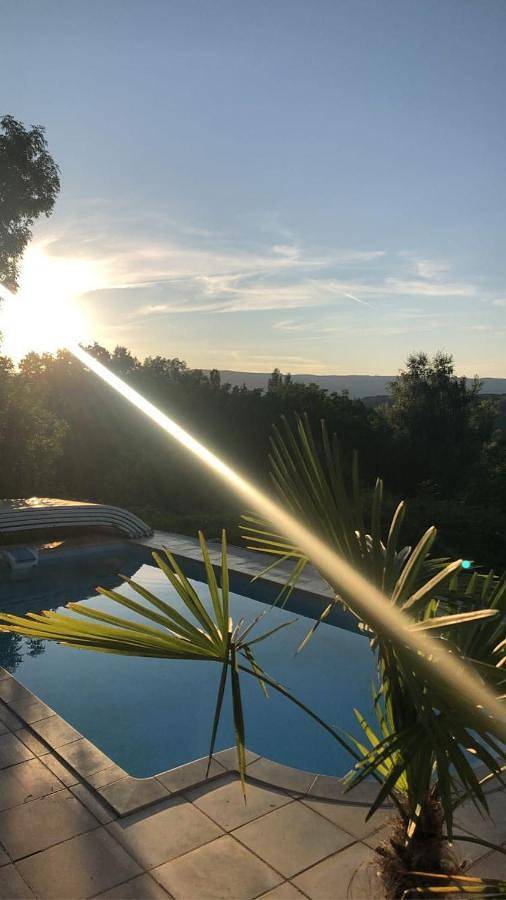 Location de vacances pour 2 personnes, avec jardin ainsi que vue et piscine dans Desingy