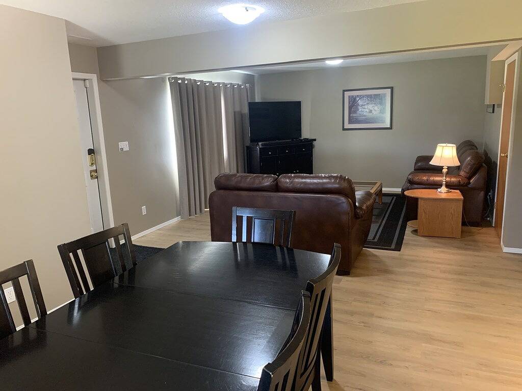 Large house - 1600 sq ft, Large Acreage - 3 minutes south of Red Deer Alberta in Red Deer