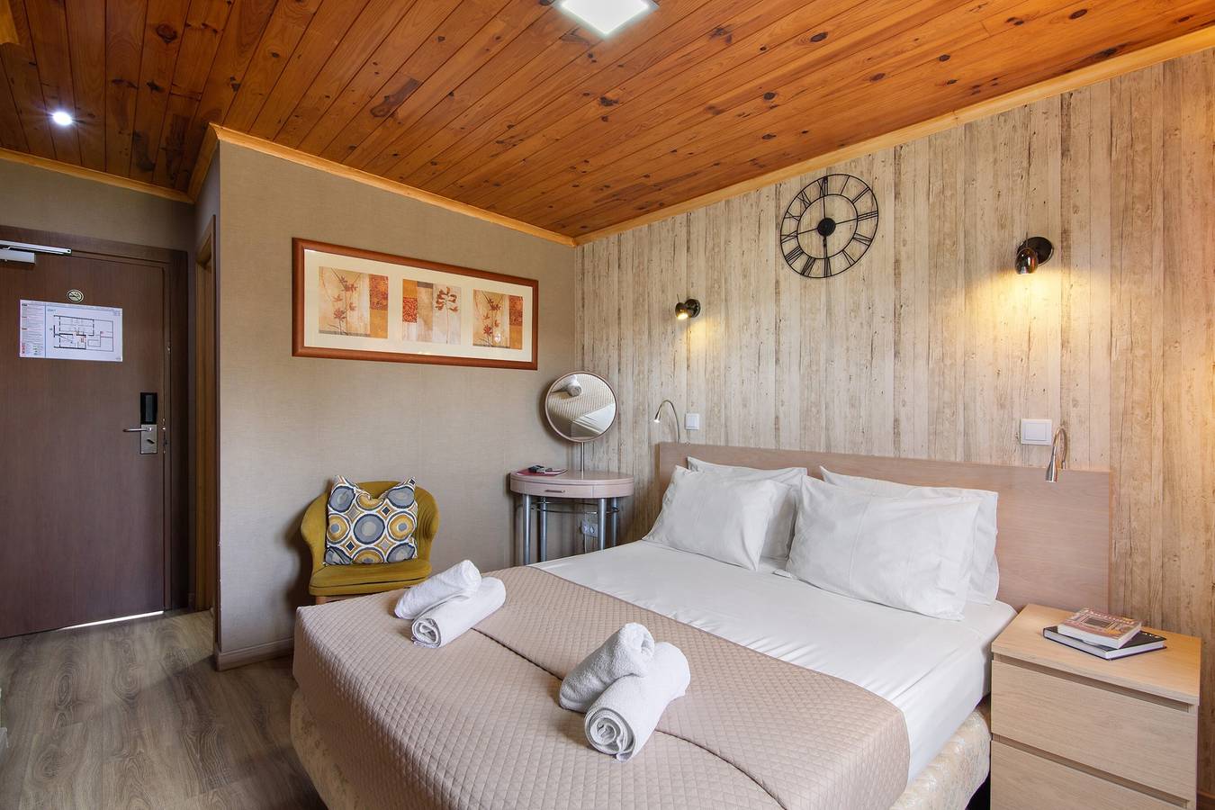Room 'Quarto Casal Standard 201' with Shared Terrace, Wi-Fi and Air Conditioning in São Pedro, Faro