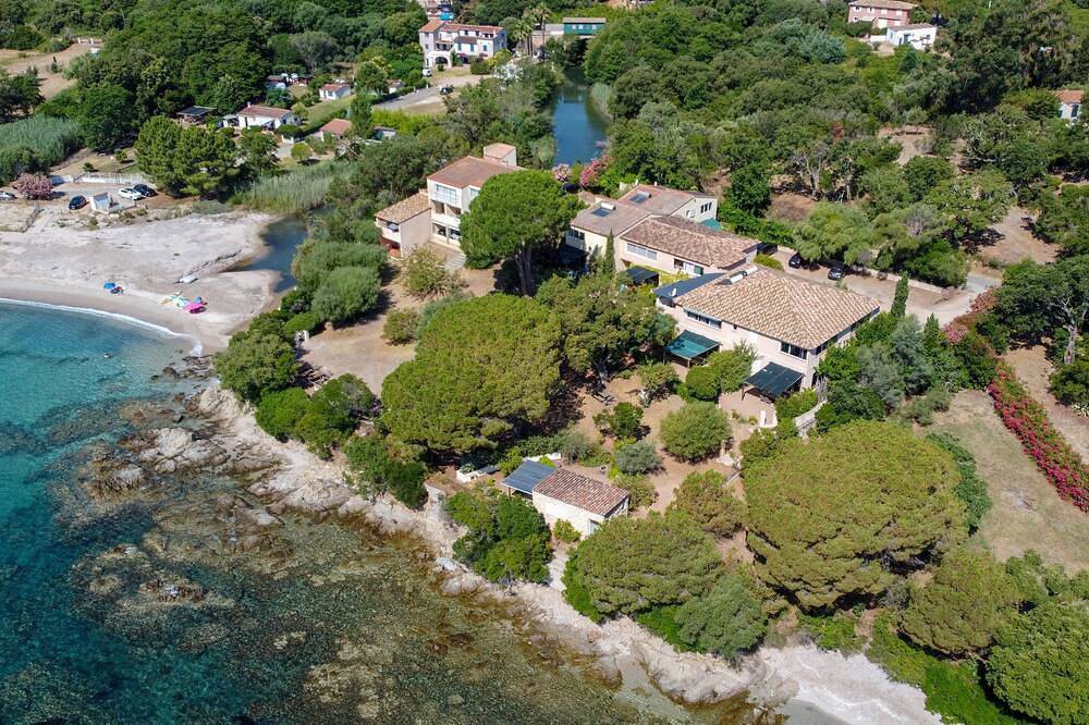 Apartamento entero, Apartamento para 4 personas, planta baja, pies en el agua acceso directo a la playa in Favone, Sari-Solenzara