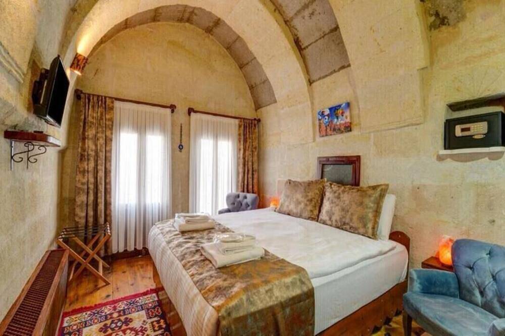 Family Cave Room with Terrace & Balloon View in Uçhisar, Nevşehir