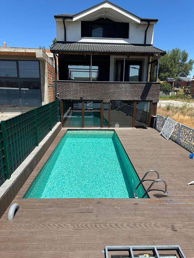 Maison de vacances pour 6 personnes, avec jardin et piscine ainsi que jacuzzi et sauna, adapté aux familles à Belgrade