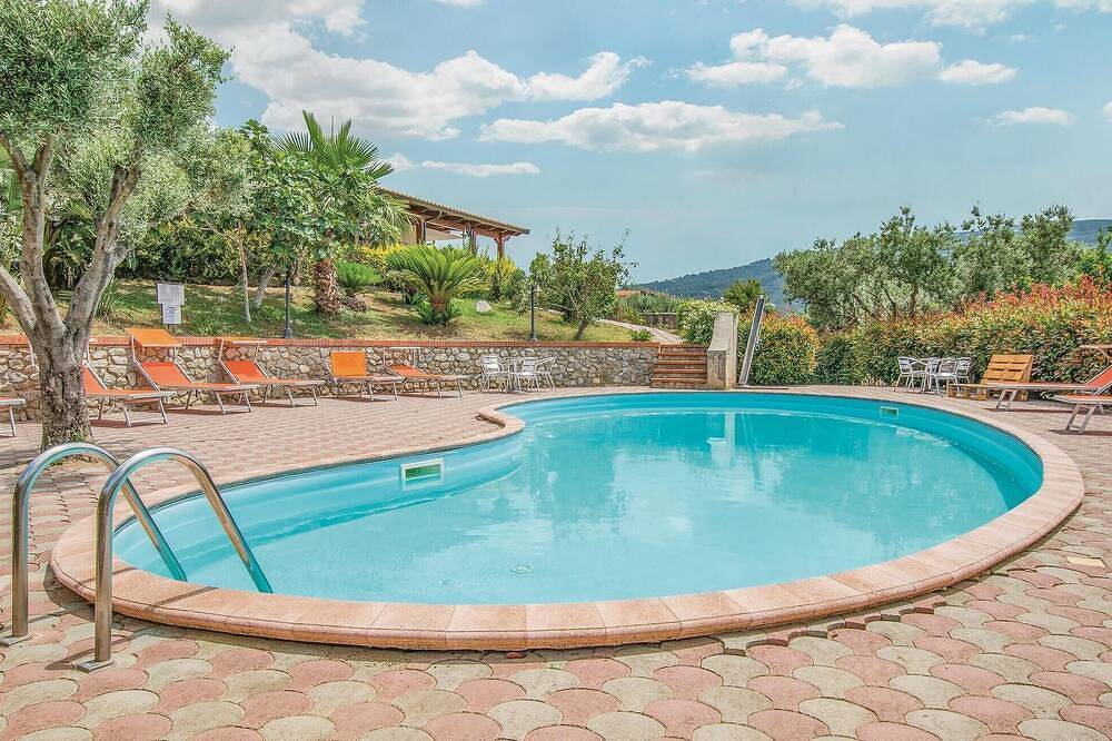 Appartement entier, Charmant appartement à Ricadi avec piscine extérieure in Santa Maria (Vibo Valentia), Ricadi (municipality)