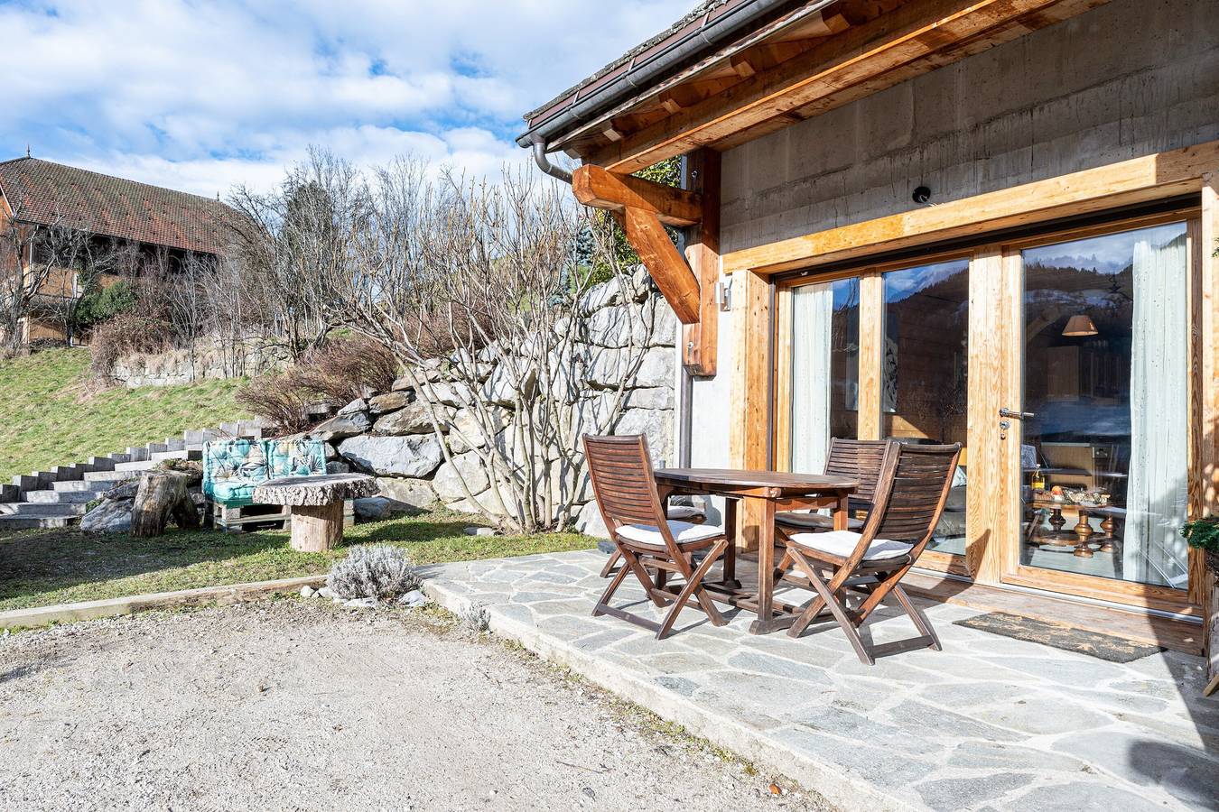 Appartement entier, Chalet 'Tié No Appartement Chaleureux' avec vue sur la montagne, terrasse privée et Wi-Fi in Manigod, Région d'Annecy