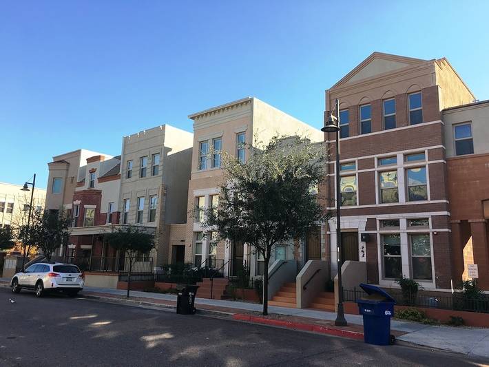 Vacation rental for 4 people, with pool and balcony, with pets in Tempe